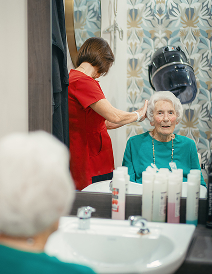 Compassionate dementia care support for elderly residents at ManuCourt care home in Hampshire